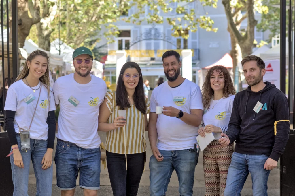 Quelques bénévoles à l'entrée du Greener Festival 2022