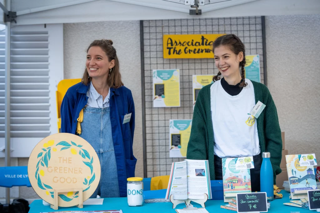 Tenue du stand The Greener Good, association pour l'environnement, par deux bénévoles lors du Greener Festival 2022