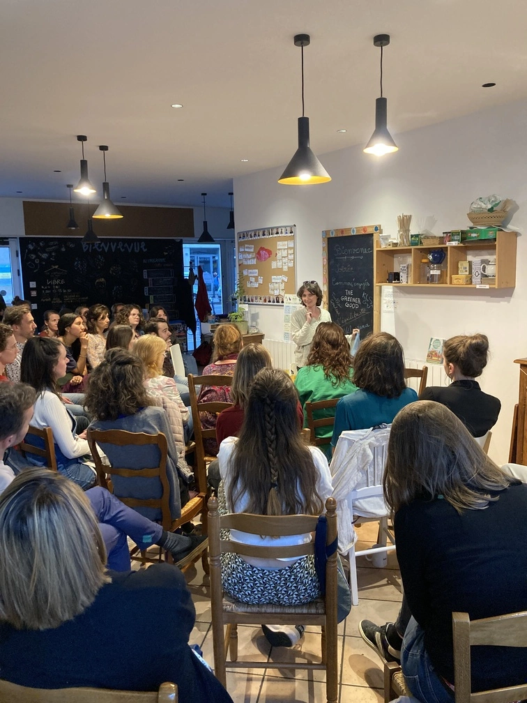 Groupe de personnes assistant à une conférence dans le cadre du programme VERT