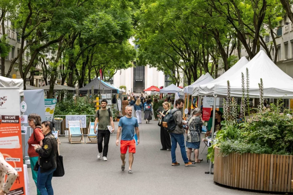 Stands exposants lors du Villeur'Good Festival 2024 avenue Henri-Barbusse à Villeurbane