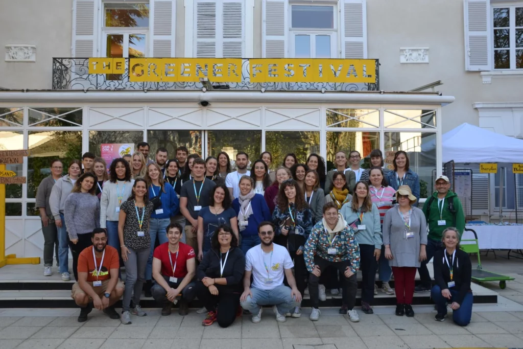 Une soixantaine de bénévoles de The Greener Good au Greener Festival 2023 au Chateau de Montchat