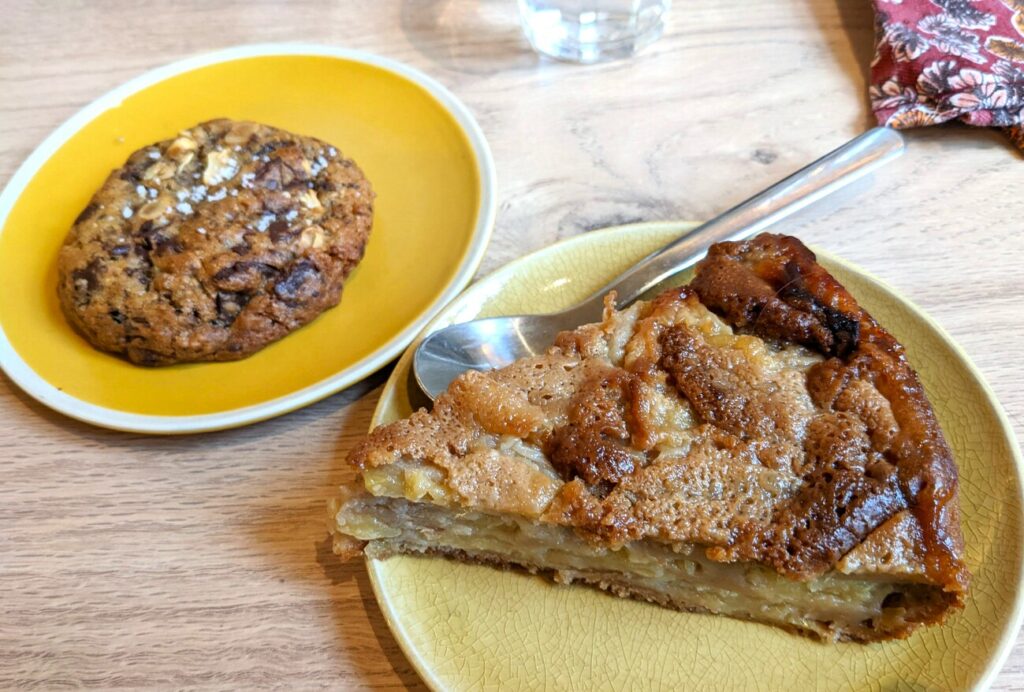 Un cookie et une part de tarte, provenant de l'une des adresses gourmandes de Lyon