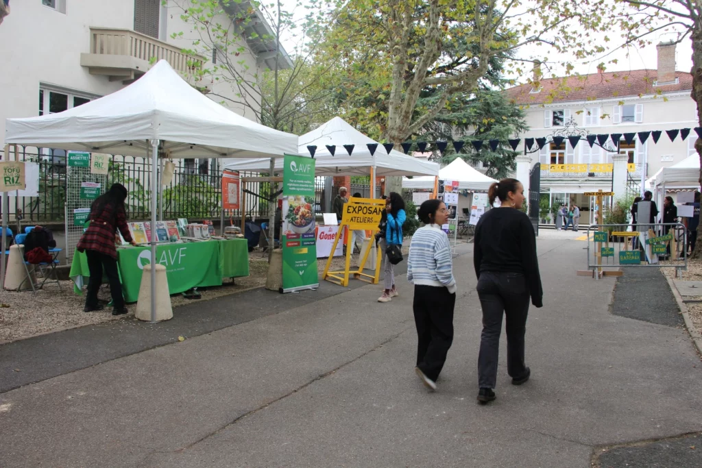 Stands d'exposants lors d'un événement de The Greener Good, association sur l'écologie à Lyon